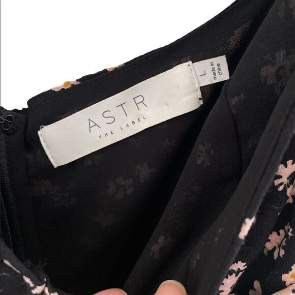 ASTR The Label Sweetheart Neckline Ditsy Floral Top L - Picture 8 of 9